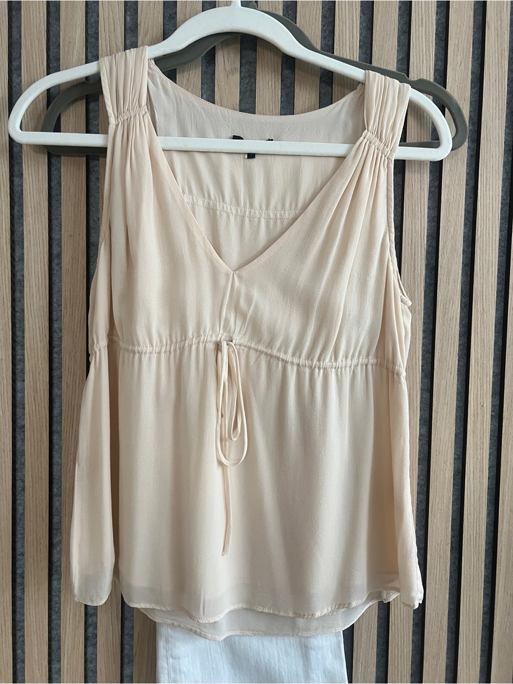 Theory Light Cream V-Neck Sleeveless Silk Blouse